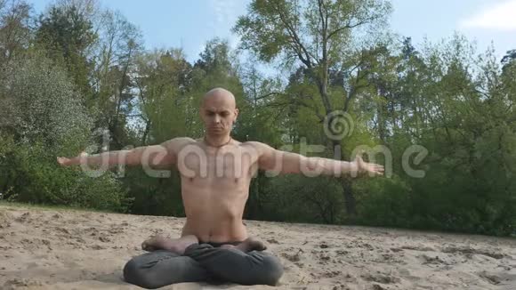 年轻的秃头在户外练习瑜伽视频的预览图