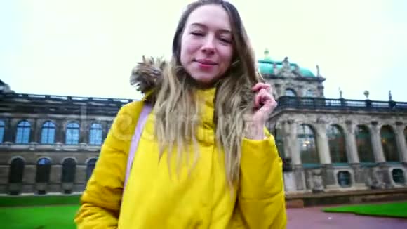 美丽的女孩走过宫殿和公园综合体欣赏白天德累斯顿的户外美景视频的预览图