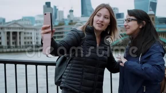 在伦敦泰晤士河畔拍照视频的预览图