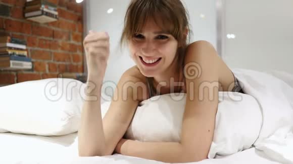幸福的女人躺在胃床上竖起大拇指视频的预览图