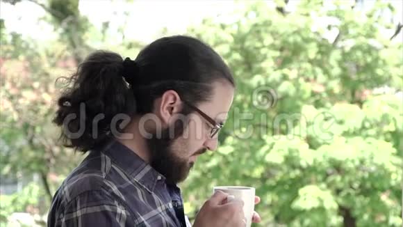 一幅年轻人享受咖啡味道的肖像慢动作视频的预览图