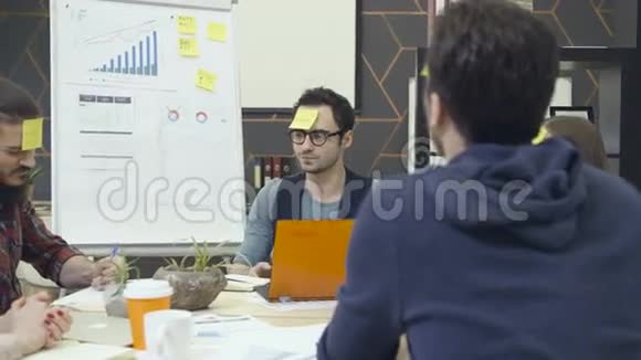 一群有创造力的人在办公室玩游戏视频的预览图