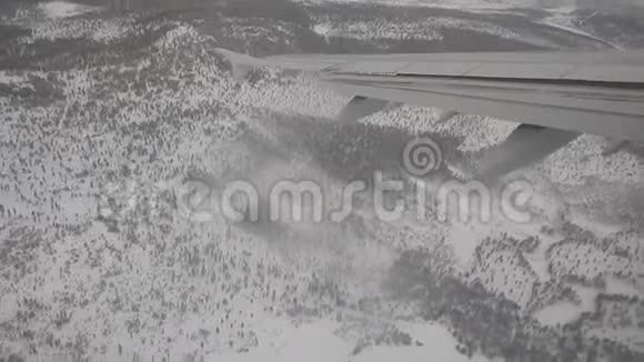 用雪飞过冬天的风景视频的预览图