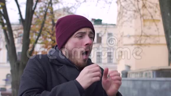 一个男人在街上咳嗽慢镜头射击视频的预览图