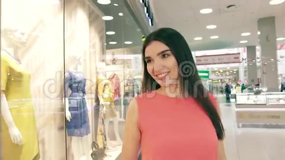 美丽的白种人年轻女子在购物中心散步的肖像视频的预览图