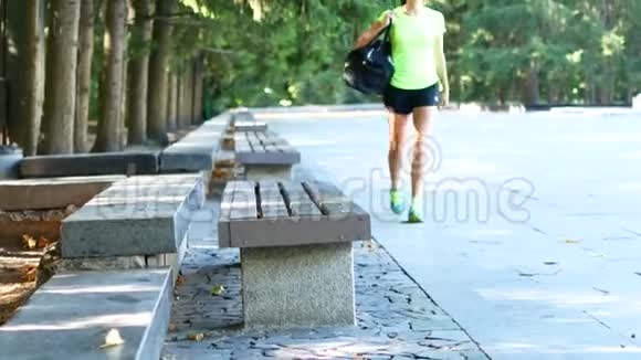 年轻女子去健身房一个运动女孩正准备去公园跑步视频的预览图
