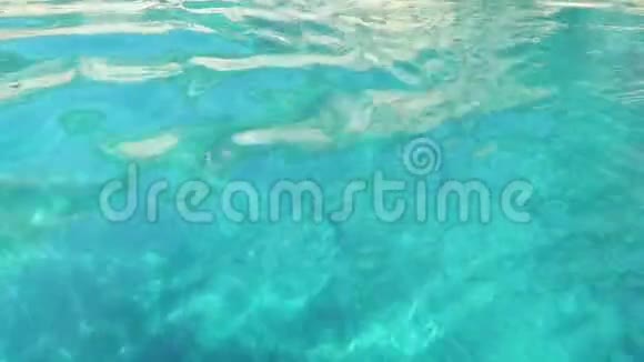 在天堂海滩驾驶着一艘船眺望希腊科孚岛的深水悬崖视频的预览图