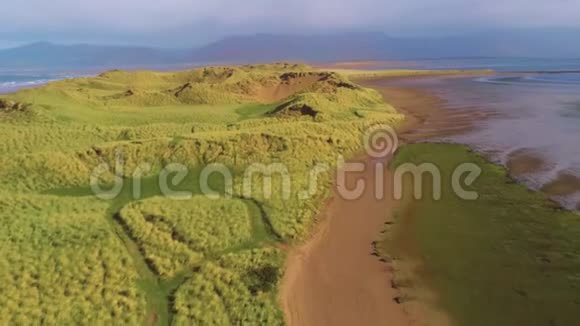 在爱尔兰西海岸的美丽沙丘上空飞行视频的预览图