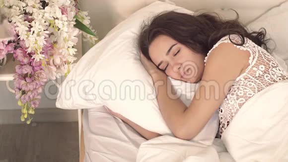 幸福的年轻女人在床上从她关心的丈夫那里得到咖啡视频的预览图