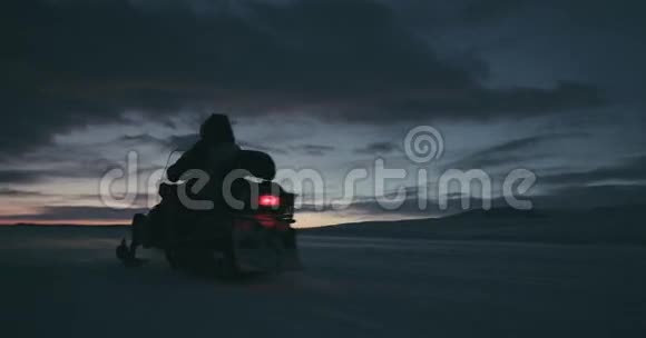 在美丽的日落时分北极人在雷因德斯帕克的暴风雪中穿过大田野视频的预览图