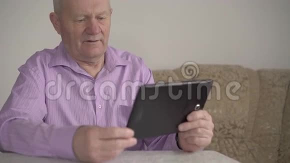 老人使用平板电脑4k视频的预览图