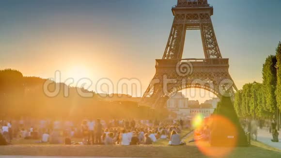 法国巴黎日落时分从香榭丽舍大道上看到的埃菲尔铁塔视频的预览图
