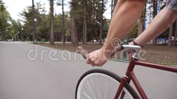人们在公园路上骑老式自行车的观点骑自行车把手的家伙健康的生活方式视频的预览图
