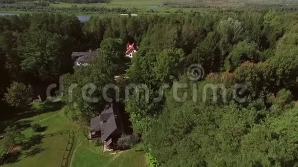 从直升机上射击郊区的房地产森林中的平房村视频的预览图