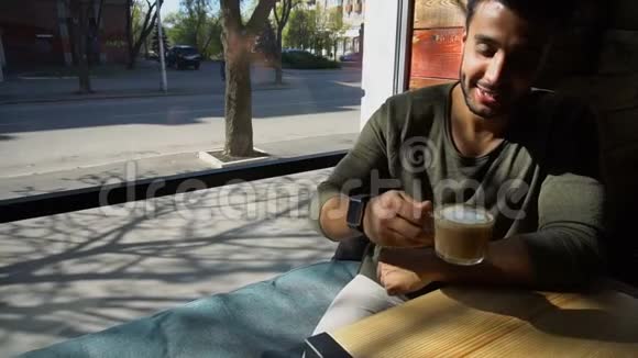 阿拉伯商人等待合作伙伴缓慢地喝咖啡视频的预览图