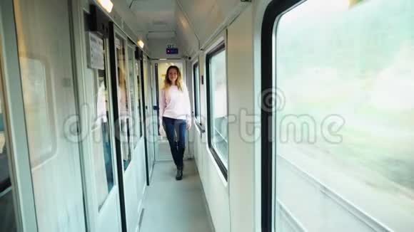 美丽的女孩上了火车白天用火车继续旅行视频的预览图