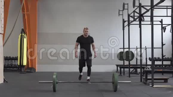 健身男在健身房做杠铃运动视频的预览图
