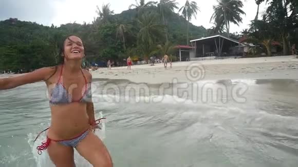 贪玩的年轻女子在海上乱跑享受热带海滩度假慢动作1920x1080视频的预览图