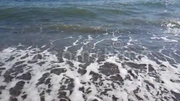 海潮中的泡沫海波在风暴中缓慢移动视频的预览图
