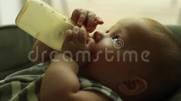 婴儿从瓶子里吃牛奶视频的预览图
