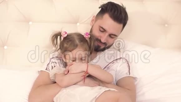 温柔的父亲拥抱可爱的女儿视频的预览图