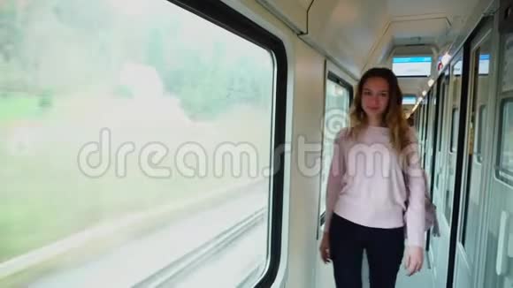 年轻的女游客喜欢旅游和旅游展示手势站在火车的大窗户附近视频的预览图
