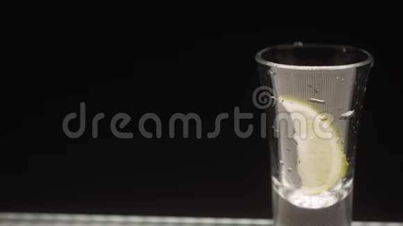 果倒入水中伏特加倒在杯子里伏特加和石灰视频的预览图