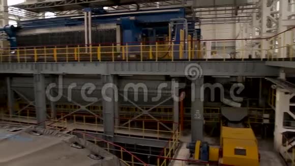 工厂或工厂的内部工业发电厂内部发现的设备电缆和管道工厂车间视频的预览图
