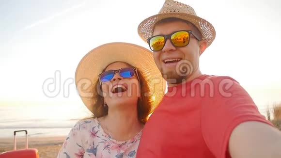 快乐的旅行情侣在海滩上打电话自拍视频的预览图