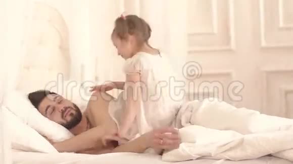 有趣的小女孩叫醒她父亲的画像视频的预览图