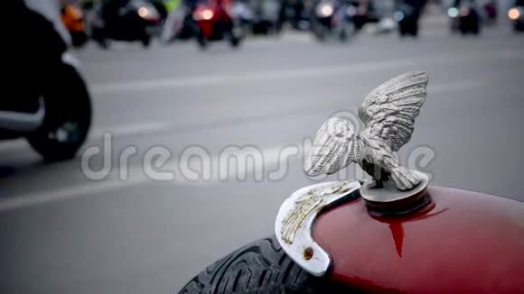 模糊的摩托车沿着街道行驶视频的预览图