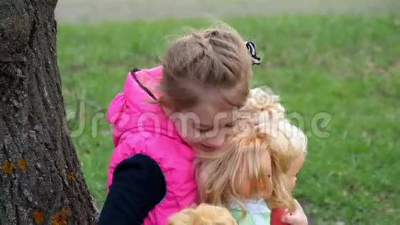 年轻女孩在户外玩娃娃视频的预览图