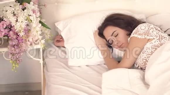 熟睡的年轻女人从她有爱心的丈夫床上拿咖啡的画像视频的预览图
