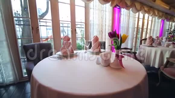 在一家昂贵的餐馆里装饰精美的宴会桌郁金香作为美丽的餐桌装饰视频的预览图