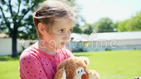 户外一个可爱的小女孩的肖像一个小女孩在笑视频的预览图