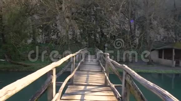 走在小木桥上视频的预览图