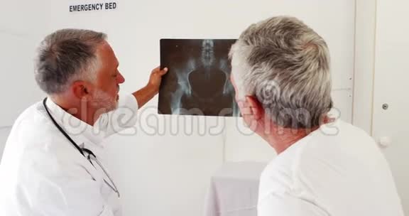 医生在谈论X光收音机视频的预览图