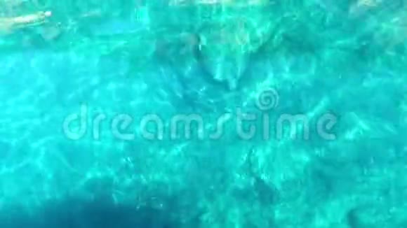 在天堂海滩驾驶着一艘船眺望希腊科孚岛的深水悬崖视频的预览图