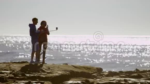 哥哥和姐姐正在海边自拍视频的预览图