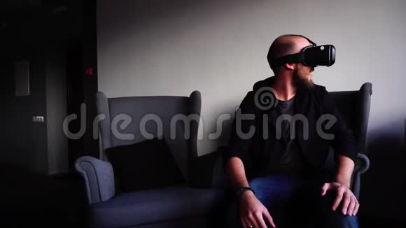 年轻男子使用虚拟现实眼镜娱乐和闲逛的吸引力坐在椅子上时尚的咖啡馆下午视频的预览图