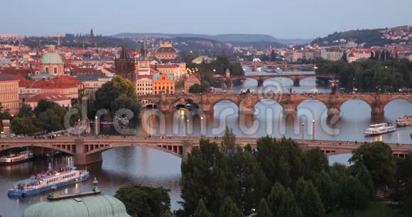 著名的查尔斯桥在夕阳的灯光下查尔斯桥是布拉格的标志性地标之一捷克共和国布拉格视频的预览图