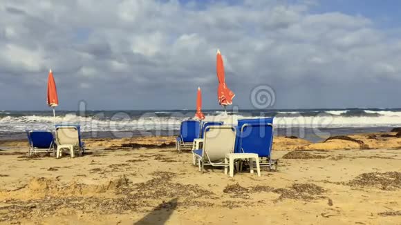 提供甲板椅和海滩遮阳伞的海景视频的预览图