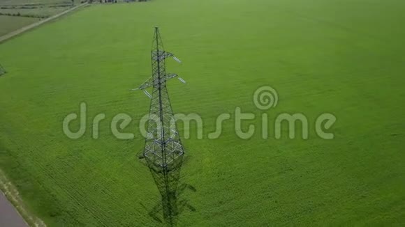 高空高压铁塔夏季蓝天背景绿草轨道圈全景飞翔视频的预览图