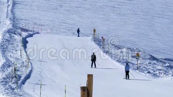 滑雪者在泽马特村的马特霍恩克莱因滑雪道滑雪视频的预览图