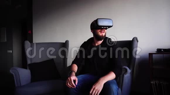可爱的家伙沉浸在虚拟现实中坐在时尚的咖啡馆在冬天的一天视频的预览图