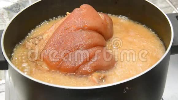 大角红烧猪腿与乌菜汤在蒸煮锅中煮沸放大关闭视频的预览图