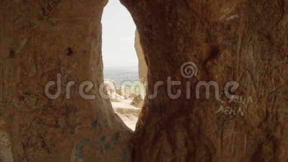 从悬崖圈的另一个洞山洞视频的预览图