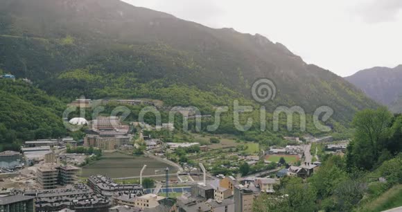 安道尔安道尔公国夏季城市景观的最高景观比利牛斯山脉城市视频的预览图