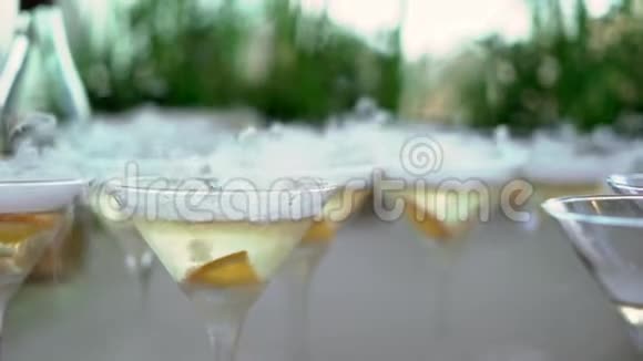 带干冰的起泡葡萄酒慢镜头特写视频的预览图
