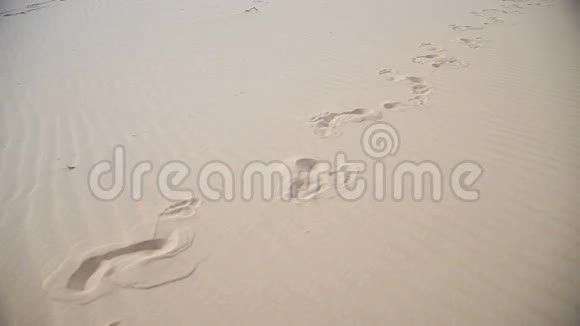 沙漠中的人类脚印视频的预览图